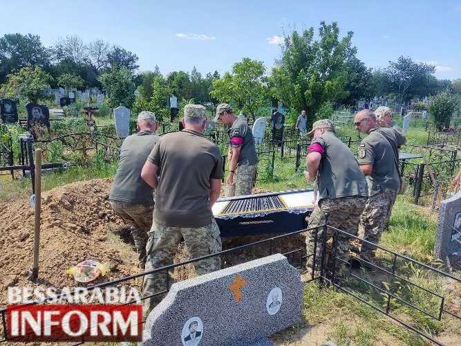 Він так хотів, щоб мати ним пишалася: Болградщина провела в останню путь свого Захисника Артема Будяна