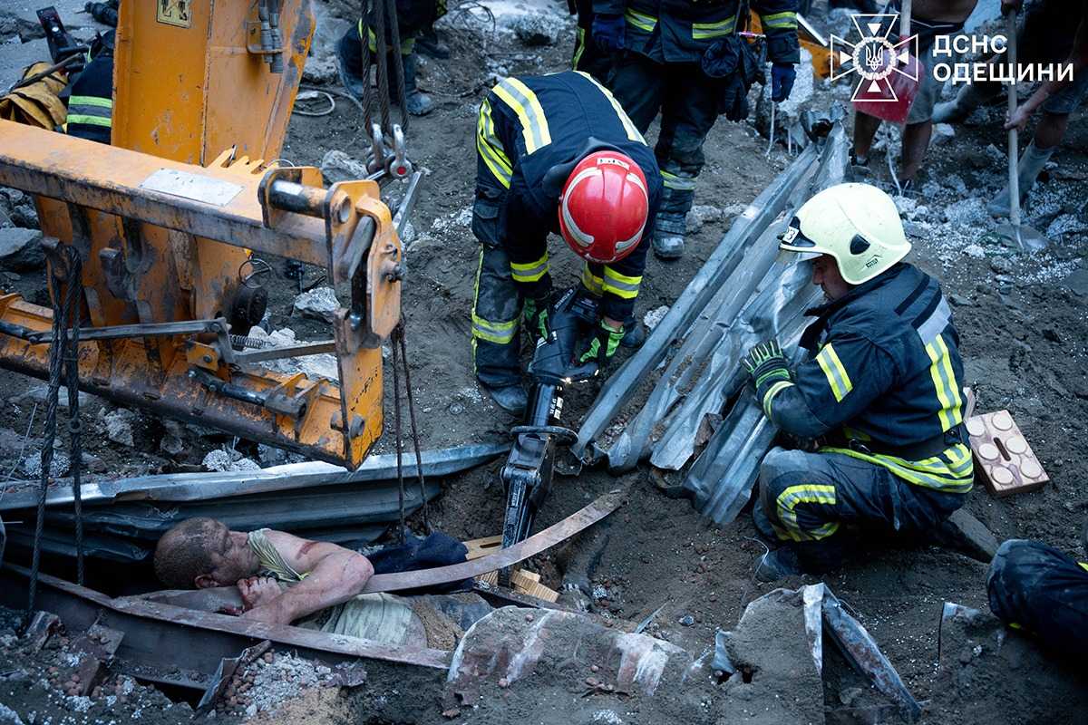 В Одеському порту люди опинилися під завалами внаслідок руйнування будівлі - кадри порятунку