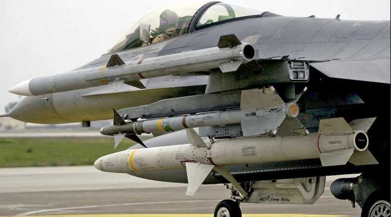 Винищувач <i>F-16</i>, заряджений <i>AIM-120, AIM-9M Sidewinder</i> і високошвидкісною протирадіолокаційною <i>AGM-88</i>.