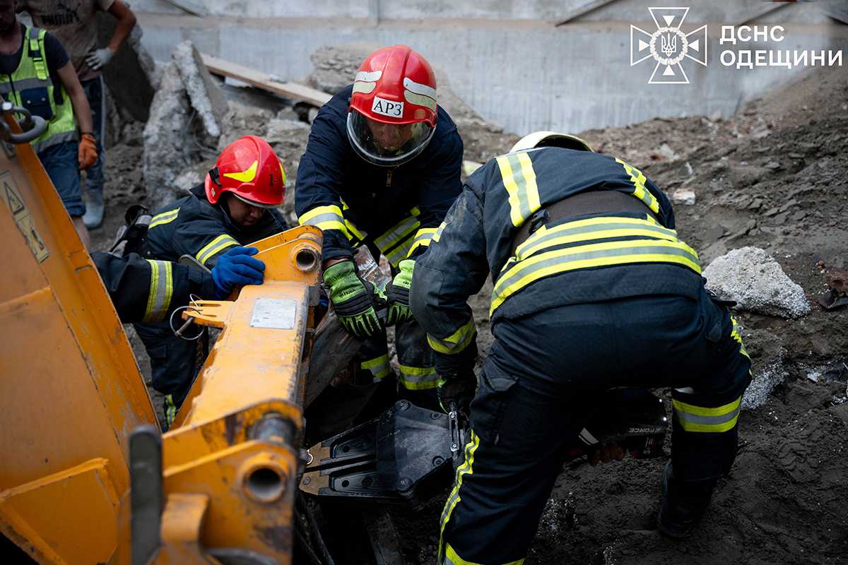 В Одеському порту люди опинилися під завалами внаслідок руйнування будівлі - кадри порятунку