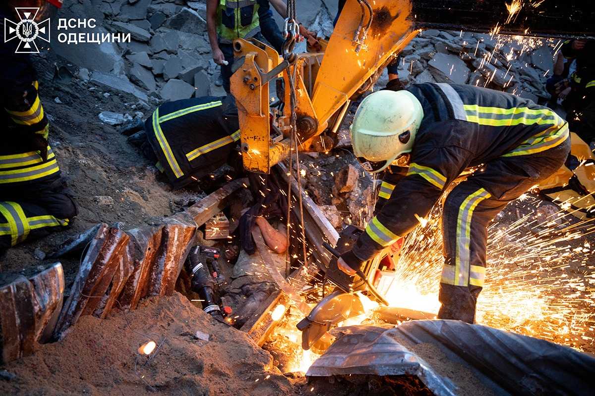 В Одеському порту люди опинилися під завалами внаслідок руйнування будівлі - кадри порятунку