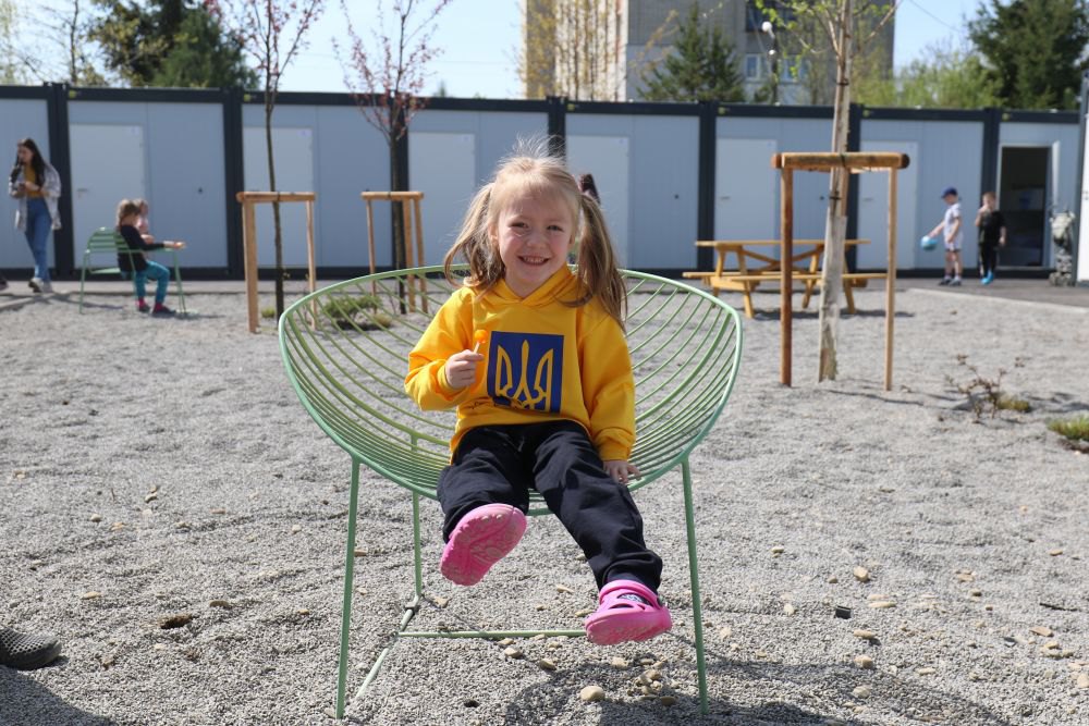 Дівчинка грається на майданчику модульного містечка у Львові