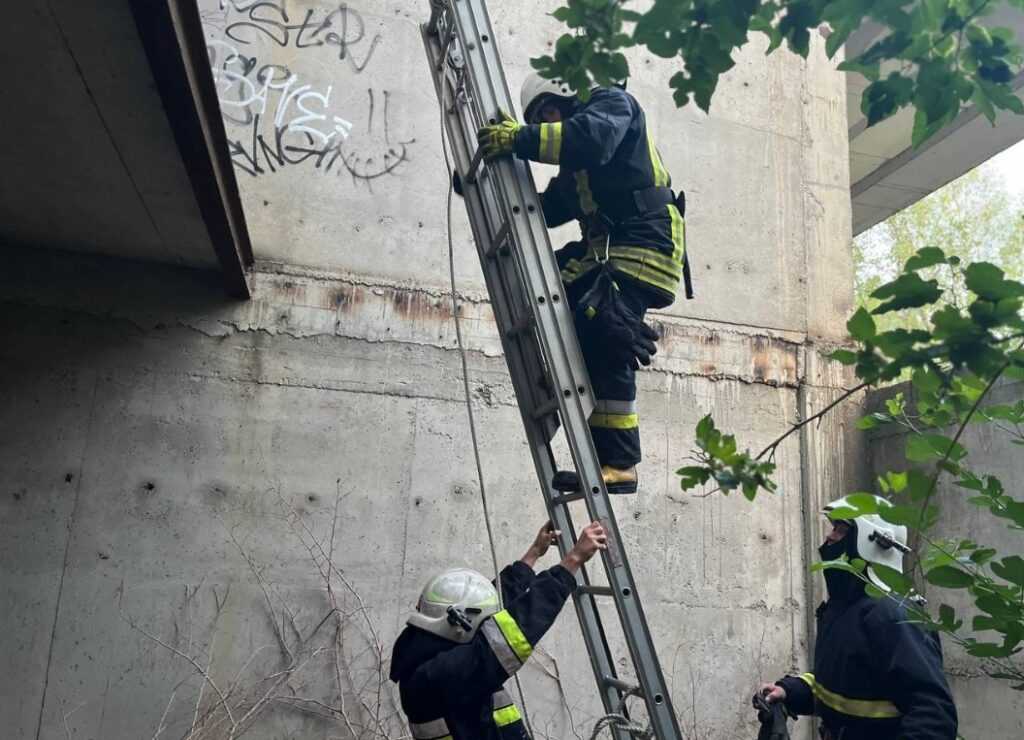 Дозвілля, яке могло закінчитися трагічно: в Аккермані рятувальники зняли 11-річного хлопчика з другого поверху недобудови