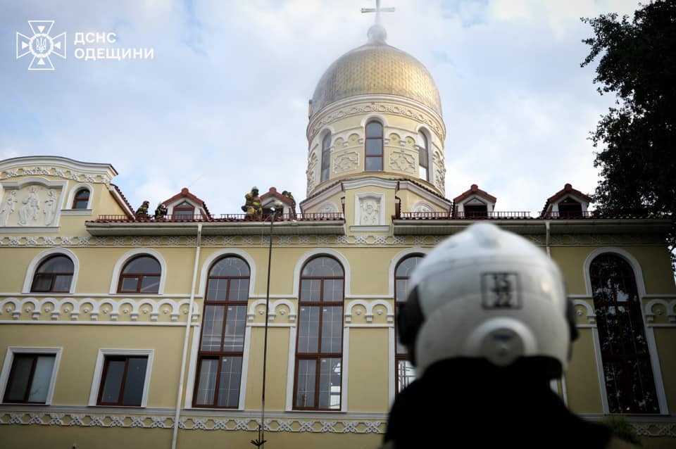 На Одещині через влучання блискавки загорівся храм