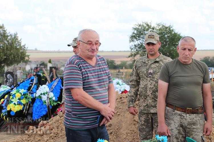 Він до кінця був справжнім патріотом: Болградська громада простилася з прикордонником Сергієм Дачевим