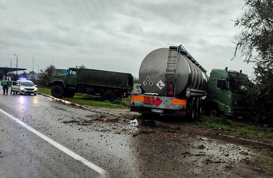 Біля Татарбунарів з дороги знесло фуру: на допомогу водієві прийшли нацгвардійці