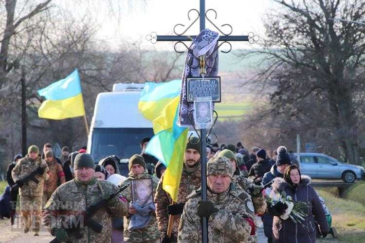 «Він так мріяв придбати будинок для матусі»: Болградська громада провела в останню путь захисника Володимира Малакчі