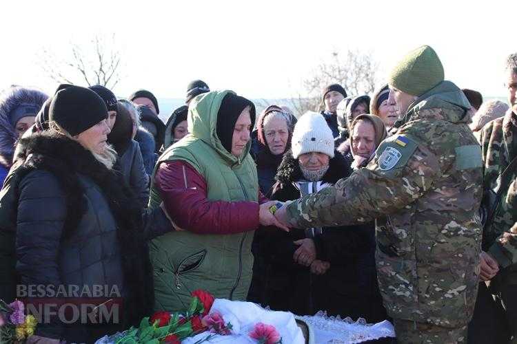 «Він так мріяв придбати будинок для матусі»: Болградська громада провела в останню путь захисника Володимира Малакчі