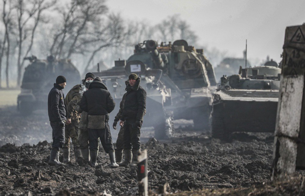 Військові і техніка РФ поблизу Ростова перед вторгненням.