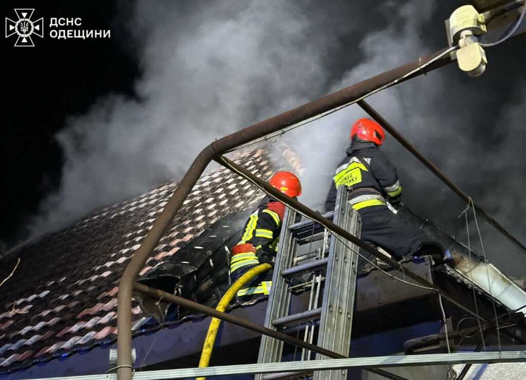 В Ізмаїлі спалахнула пожежа у приватному будинку: врятовано двох людей