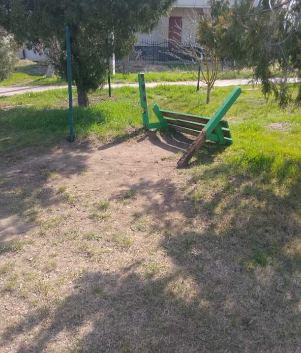 На Одещині вандали поглумилися над дитячим майданчиком, розташованим поруч з будівлею сільради