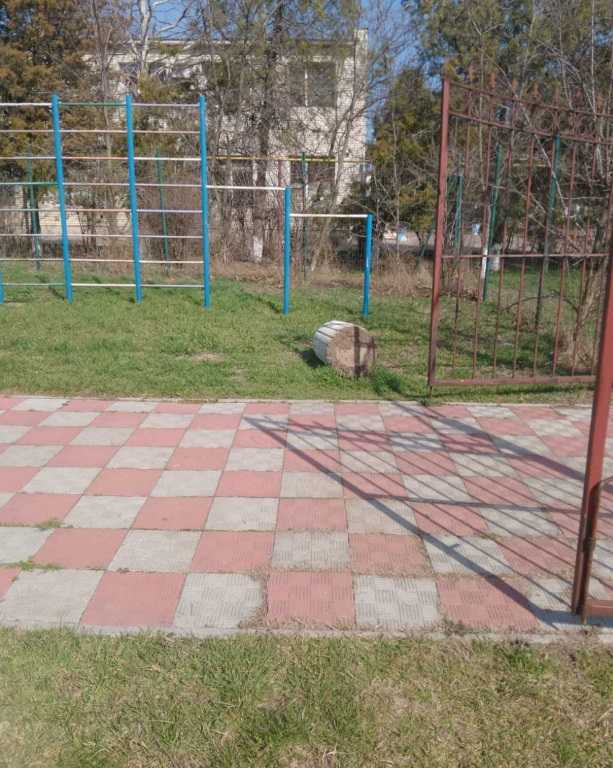 На Одещині вандали поглумилися над дитячим майданчиком, розташованим поруч з будівлею сільради