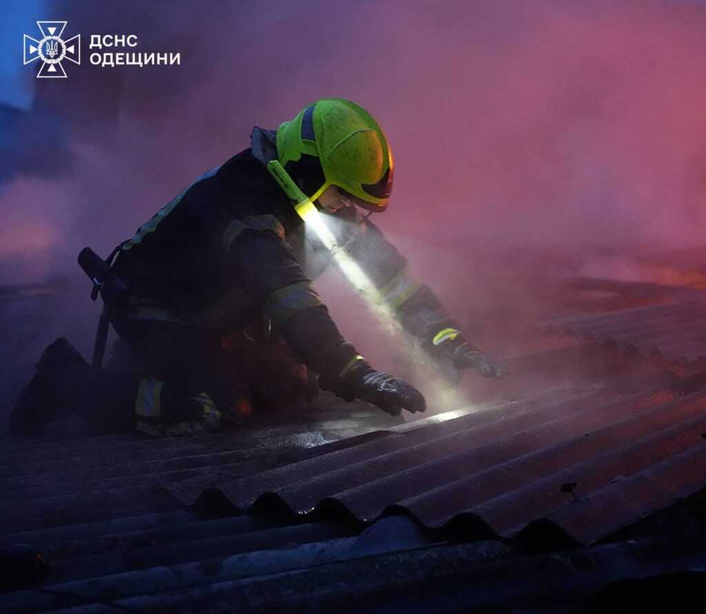 В Одесі спалахнула масштабна пожежа у складській будівлі