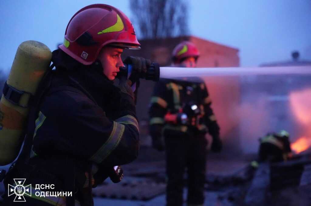 В Одесі спалахнула масштабна пожежа у складській будівлі