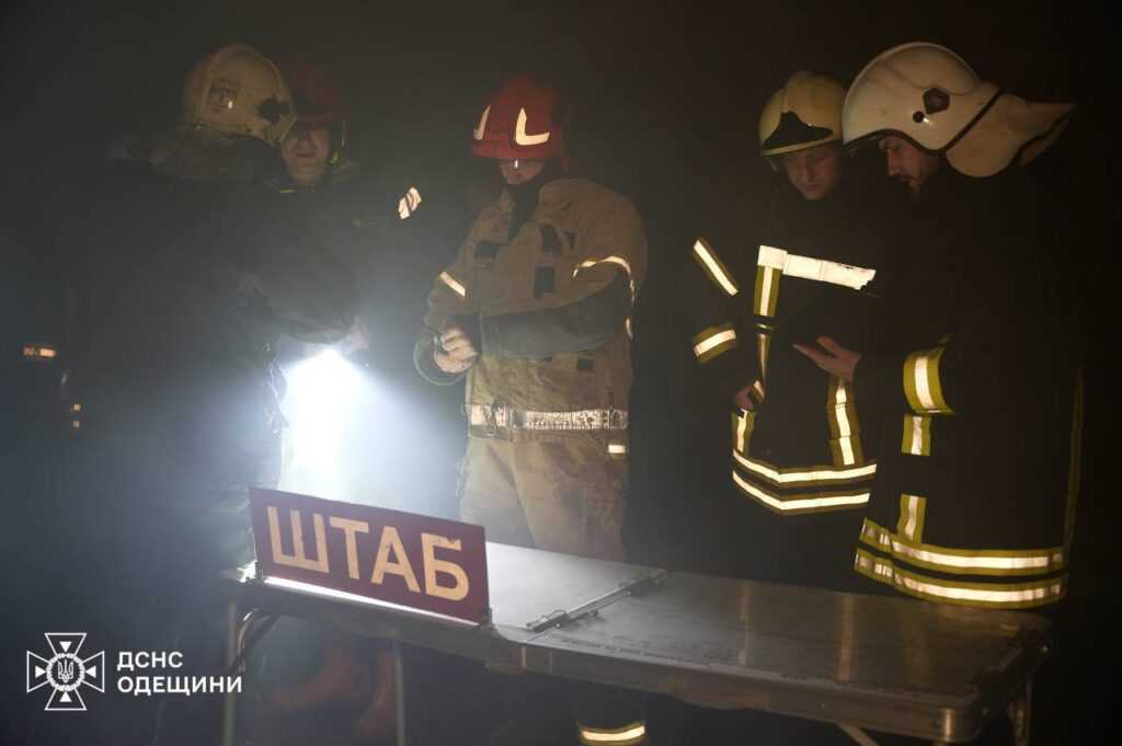 В Одесі спалахнула масштабна пожежа у складській будівлі