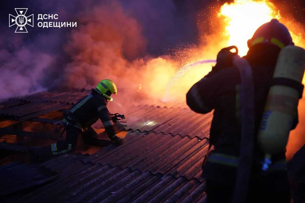 В Одесі спалахнула масштабна пожежа у складській будівлі