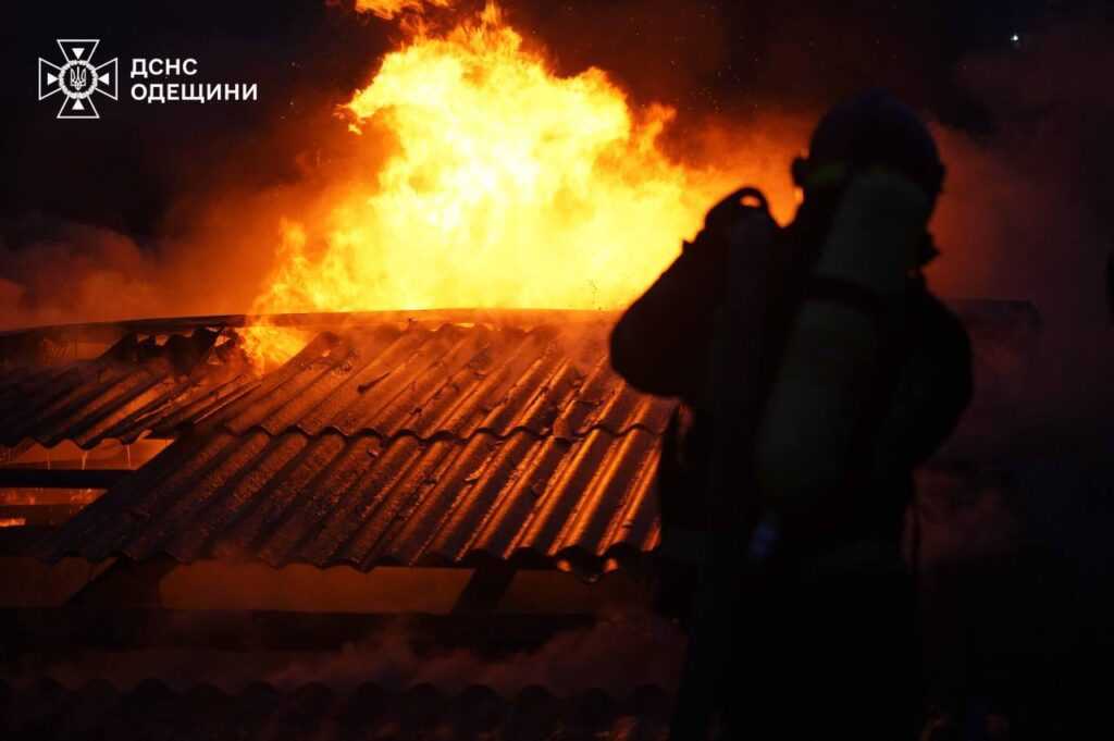 В Одесі спалахнула масштабна пожежа у складській будівлі