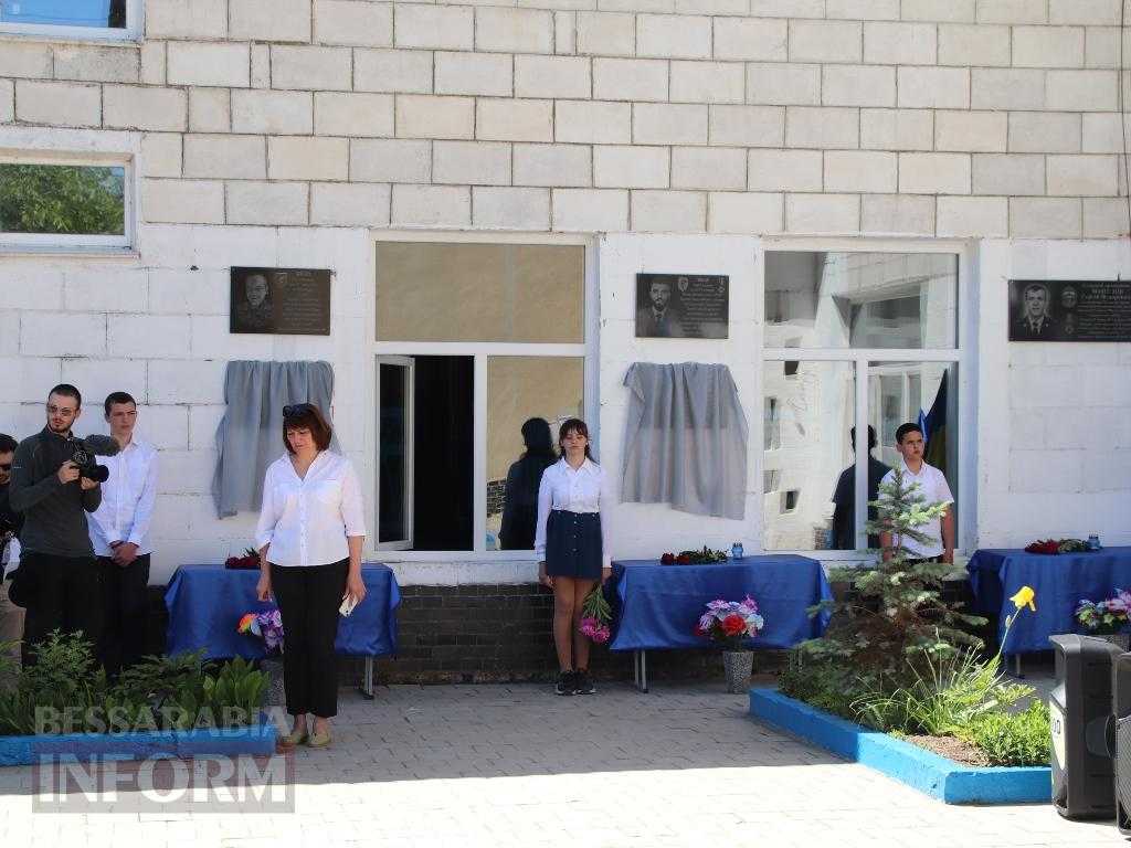 У Оксамитному Болградської громади відкрили меморіальні дошки героям, які не повернулися з війни