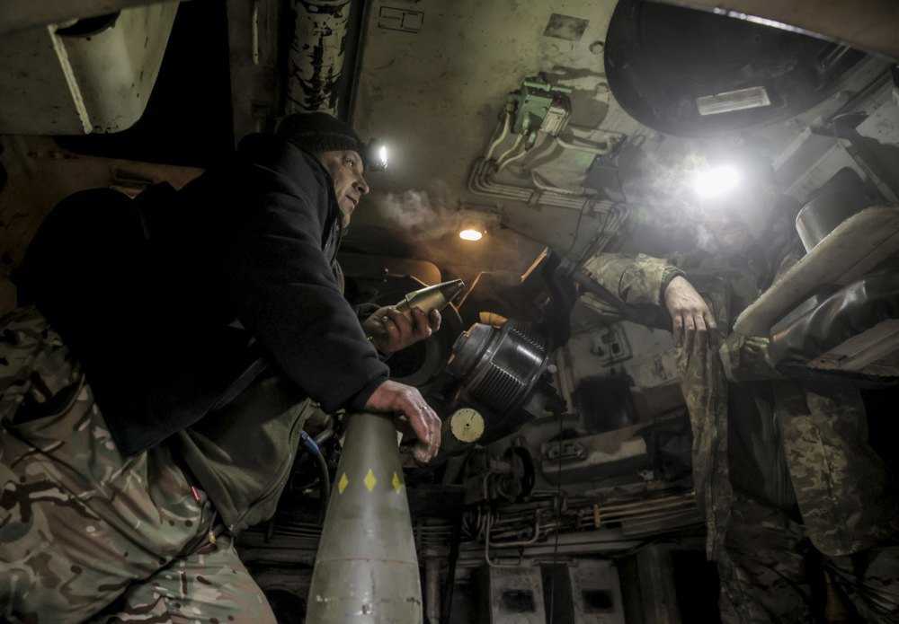 Бійці 24 ОМБр ЗСУ готують до бою 155 мм гаубицю <i>М109 Paladin</i> поблизу Часового Яру Донецької області, 16 січня 2025 року,