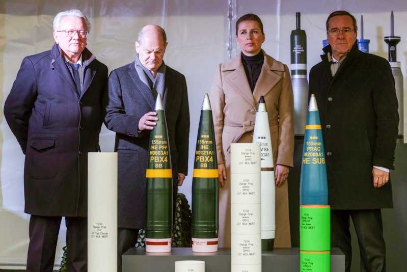 Зліва направо: виконавчий директор <i>Rheinmetall</i> Армін Паппергер, канцлер Німеччини Олаф Шольц, прем’єр-міністр Данії Метте Фредеріксен і міністр оборони Німеччини Борис Пісторіус під час церемонії закладення нового заводу боєприпасів <i>Rheinmetall</i> в Унтерлюсі, Німеччина, 12 лютого 2024 р.