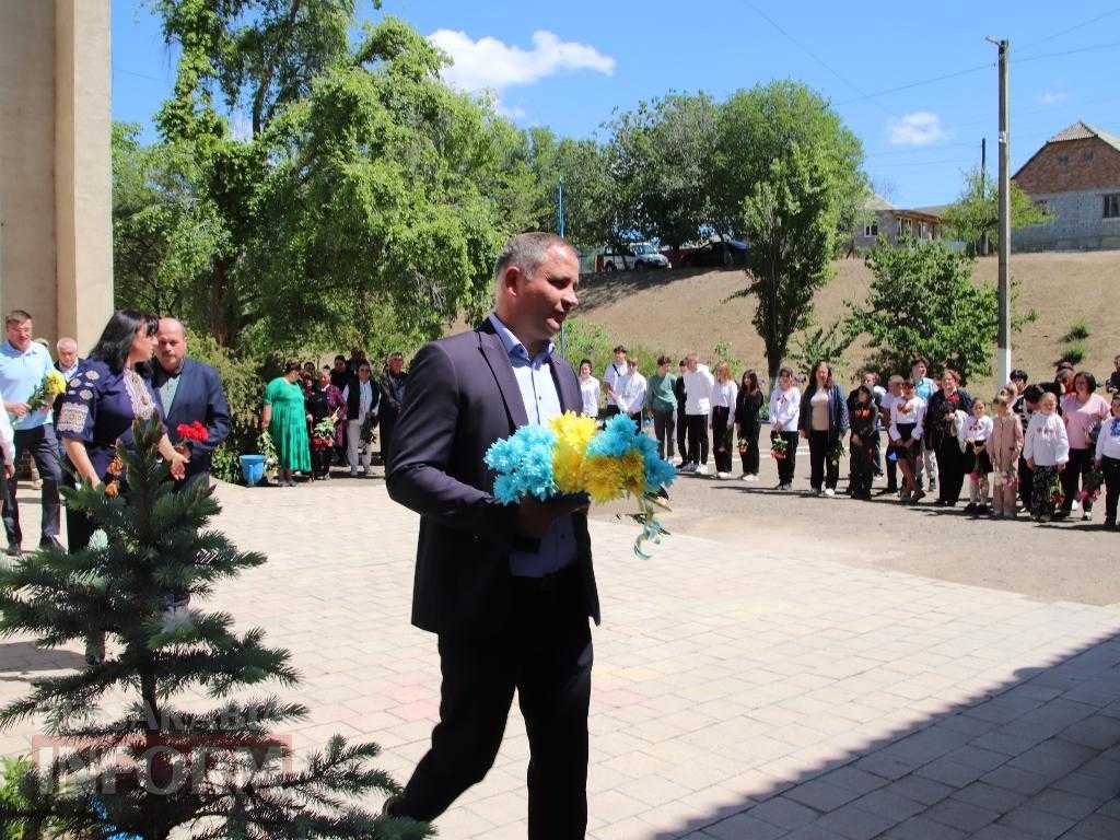 У Оксамитному Болградської громади відкрили меморіальні дошки героям, які не повернулися з війни