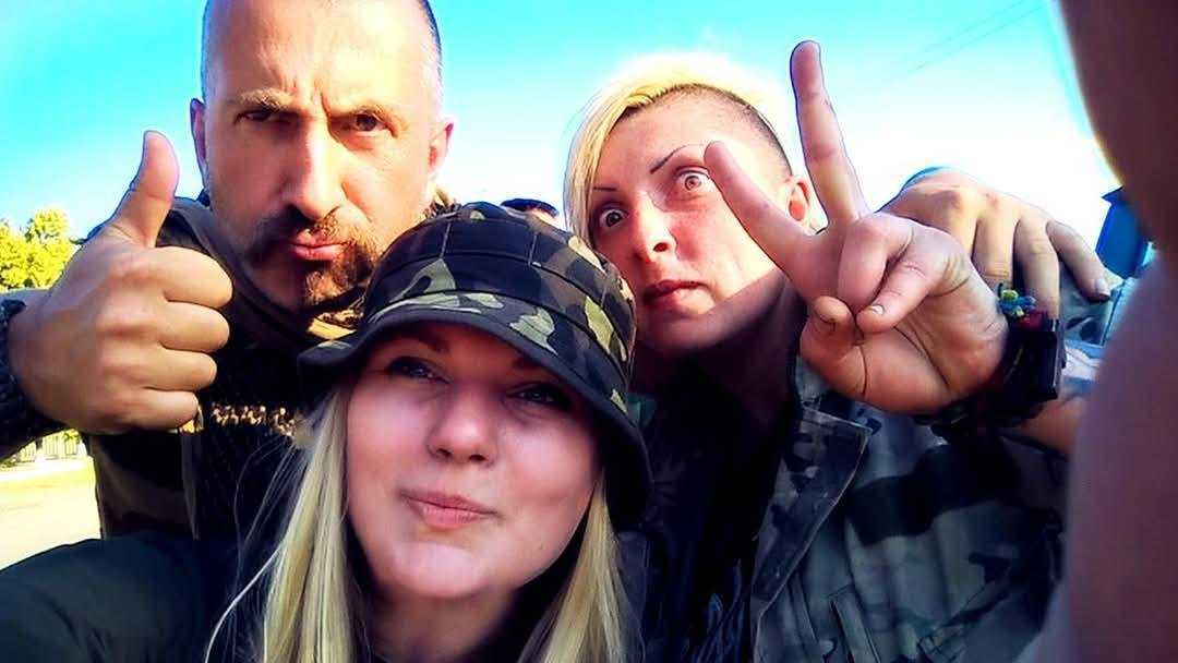 Ірина Цибух разом з бійцями-добровольцями ДУК «Правий сектор» Василем Сліпаком (Міфом) і Валерією Бурлаковою на позиціях біля шахти «Бутівка» на Донеччині. Через три дні Міф загинув.