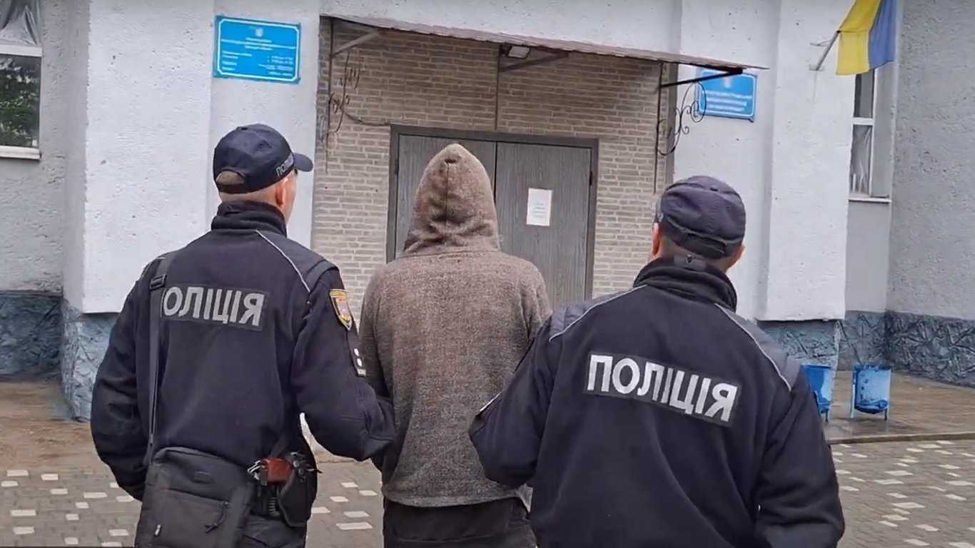 Вибивали молотком пенсію — на Одещині затримали двох братів