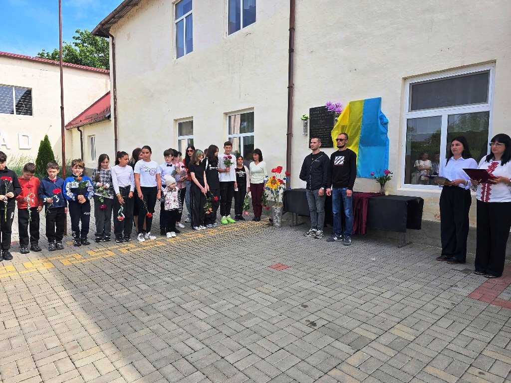 У Болградському ліцеї №3 відкрили меморіальні дошки двом загиблим героям-випускникам