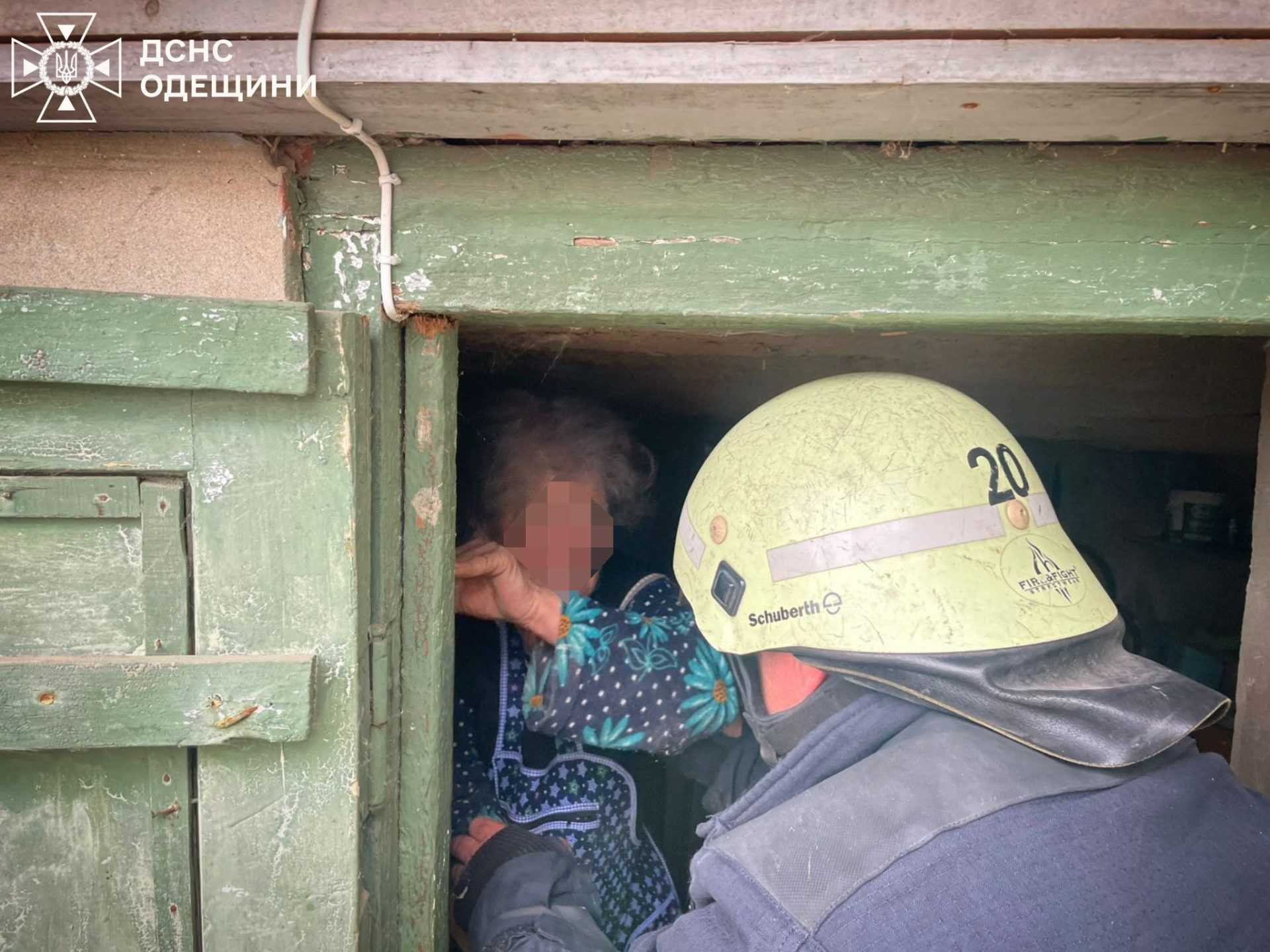 В Ізмаїлі рятувальники дістали з підвалу літню жінку