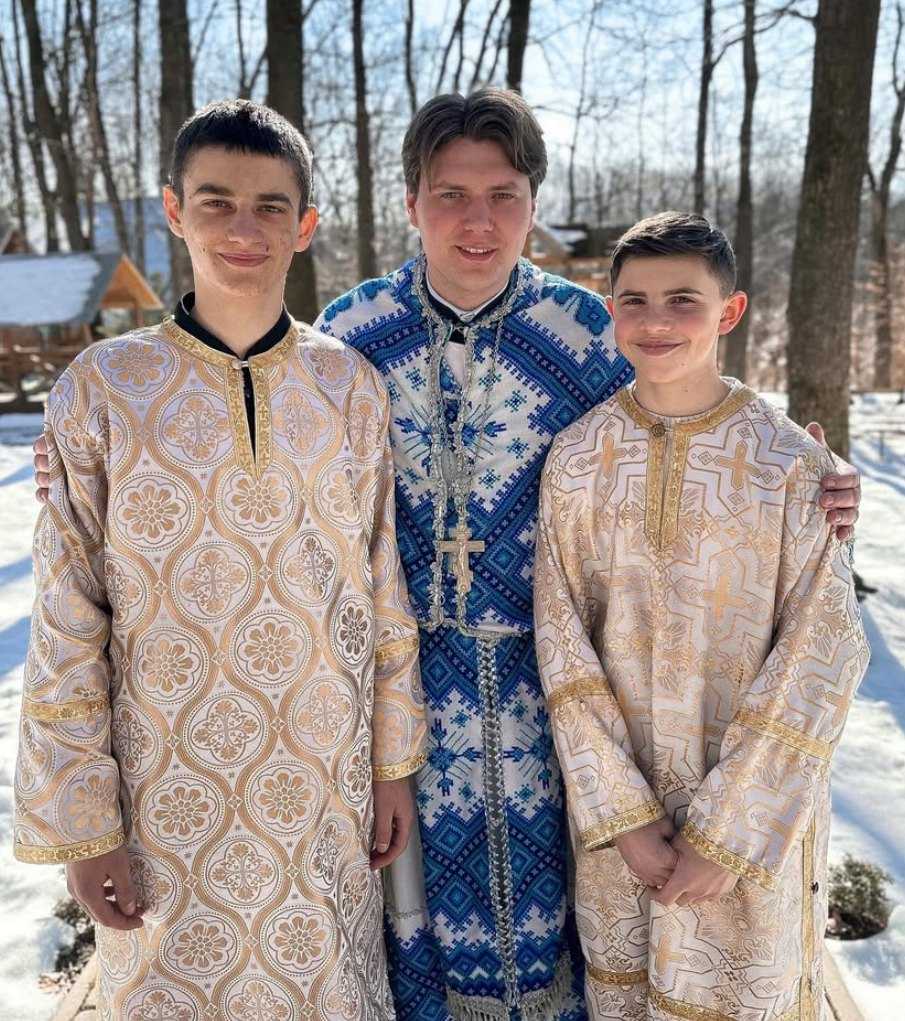 Ризи, вишиті майстринями із села Кобаки (Івано-Франківщина).