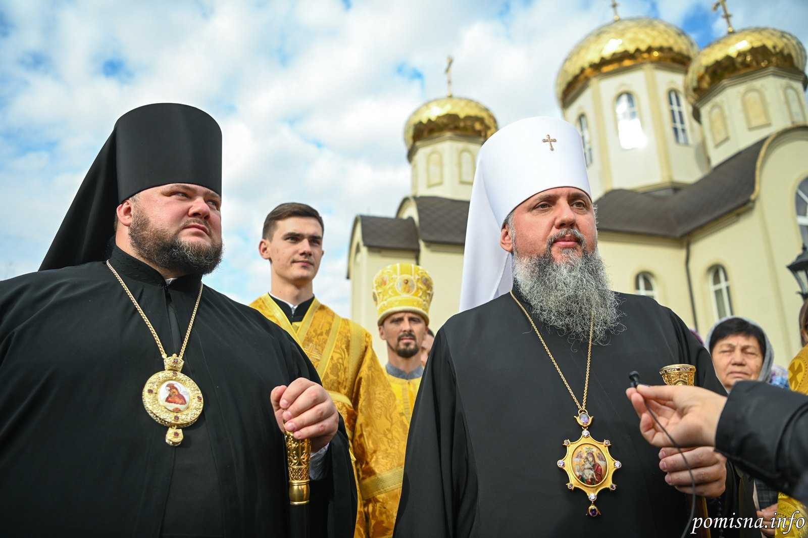 Приклад клобуків (під час освячення храму на честь святої великомучениці Катерини в місті Хуст на Закарпатті)