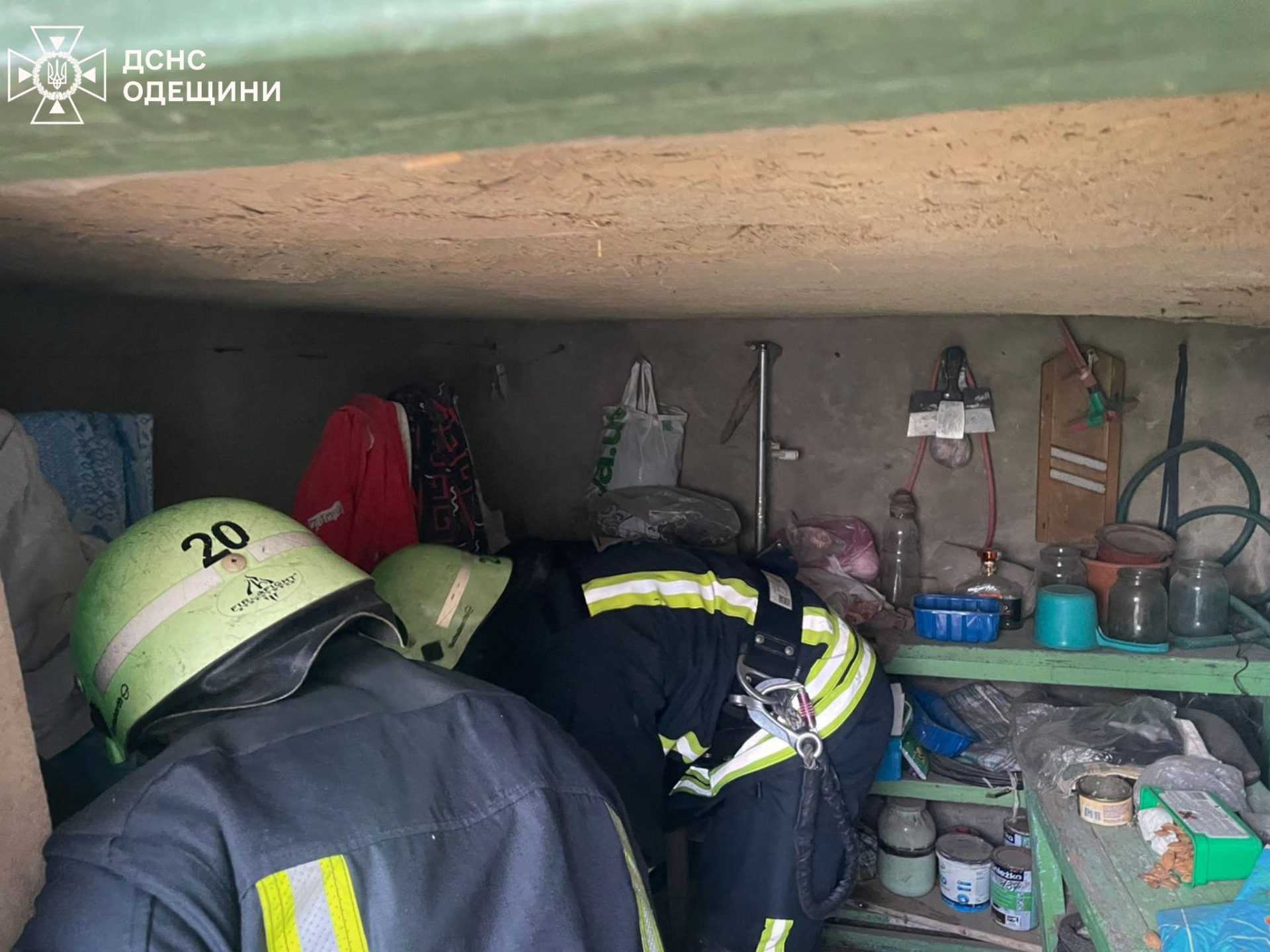 В Ізмаїлі рятувальники дістали з підвалу літню жінку