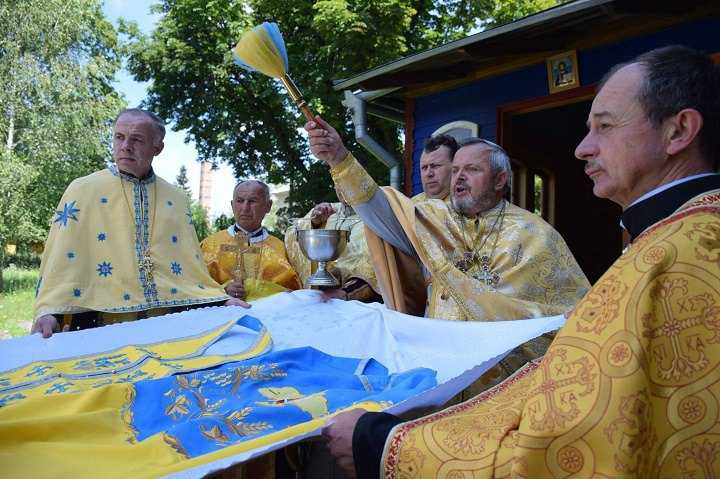 Фелон схожий на плащ (священники парафій Теребовлянського благочиння)