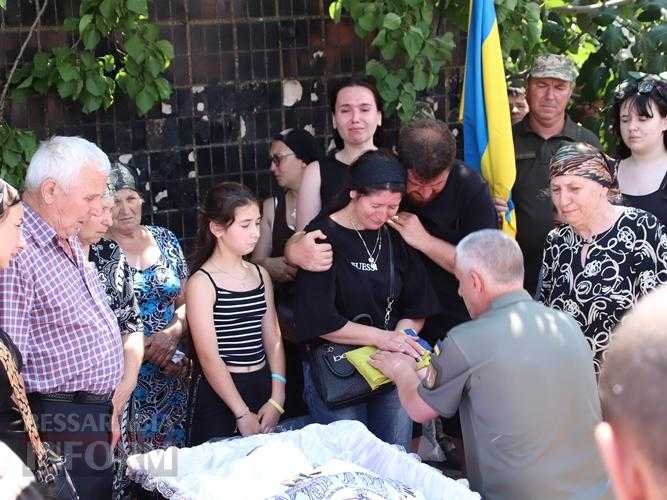 Понад 200 успішних розмінувань заради Перемоги: Болградська громада провела в останню путь уродженця села Виноградівка Романа Дімова