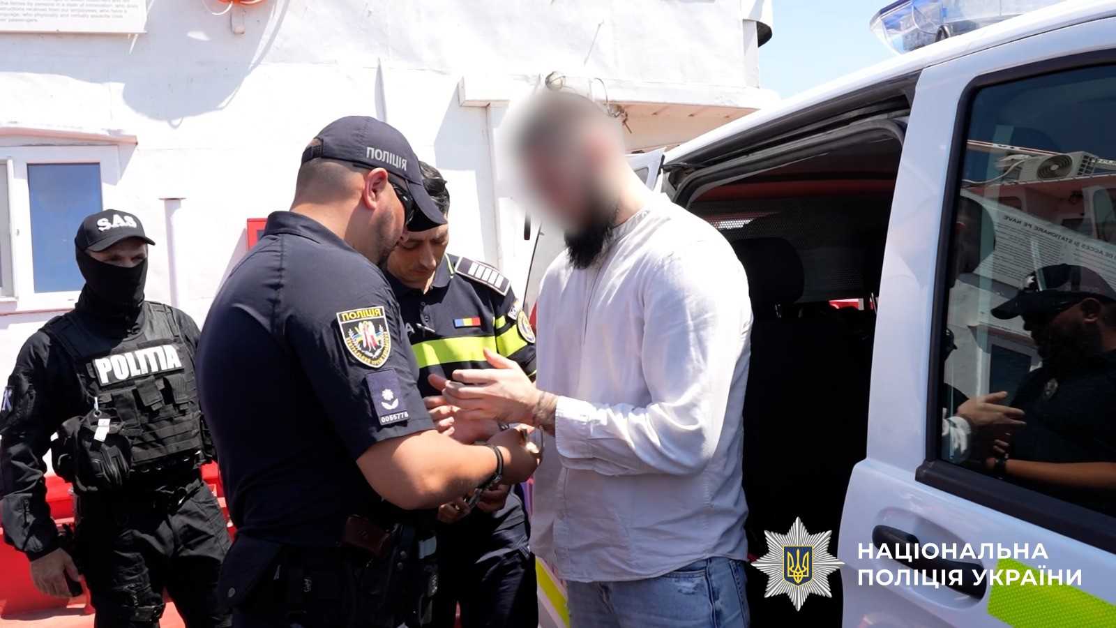 Поліцейські екстрадували організатора злочинної групи паліїв через пункт пропуску «Орлівка»