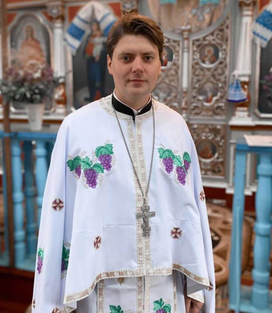 Священник ПЦУ і блогер Юліан Тимчук у вишиваних ризах (Тернопілля)
