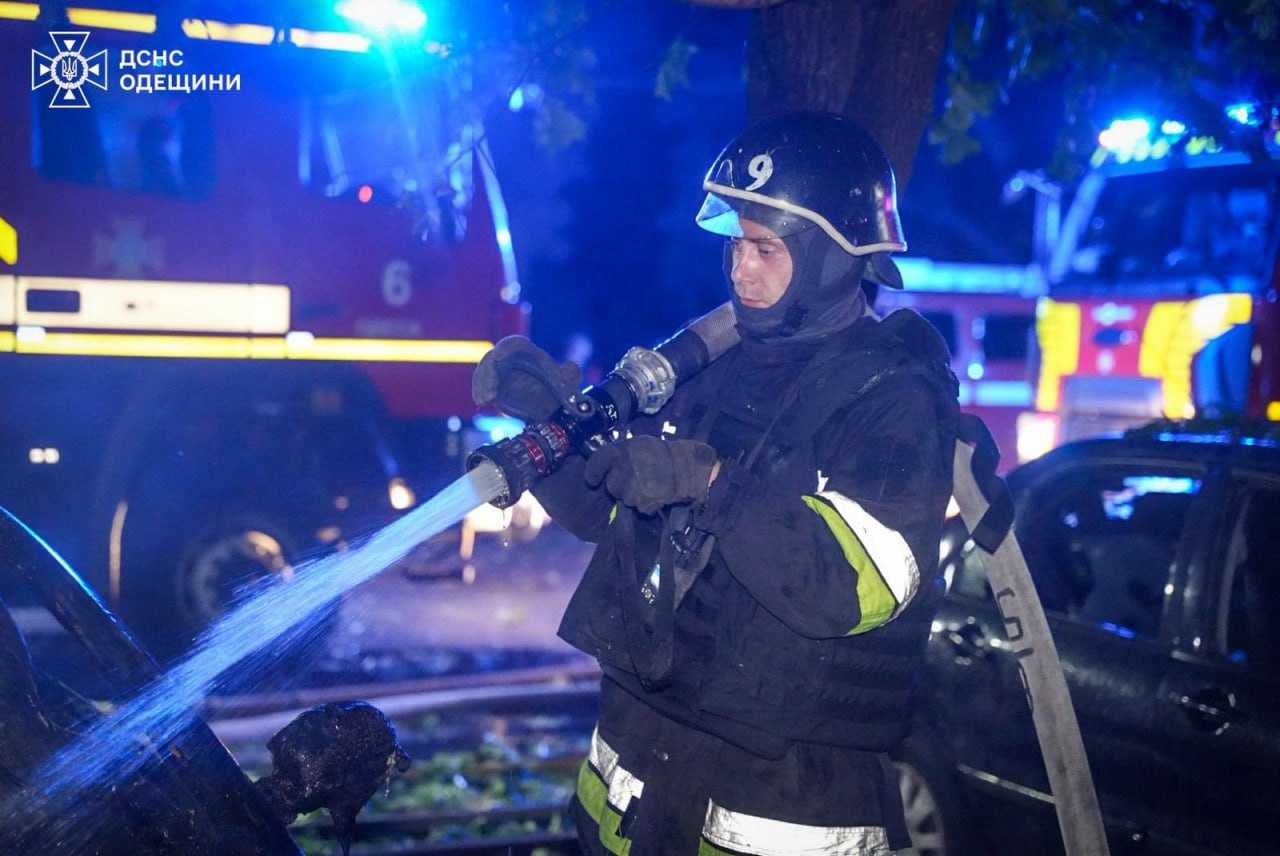 Одеса знов опинилася під ворожим ударом: в місті вирували пожежі
