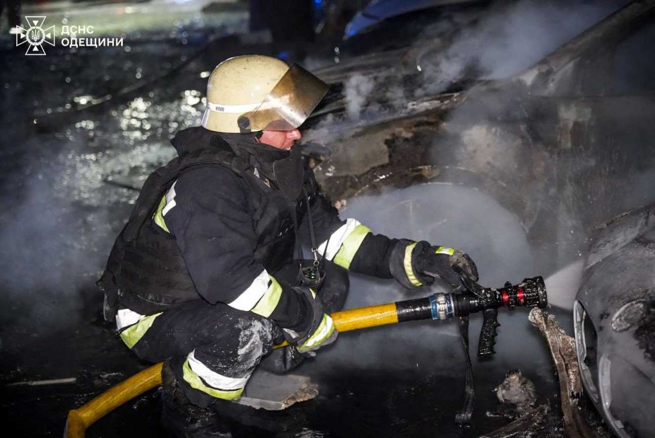 Одеса знов опинилася під ворожим ударом: в місті вирували пожежі