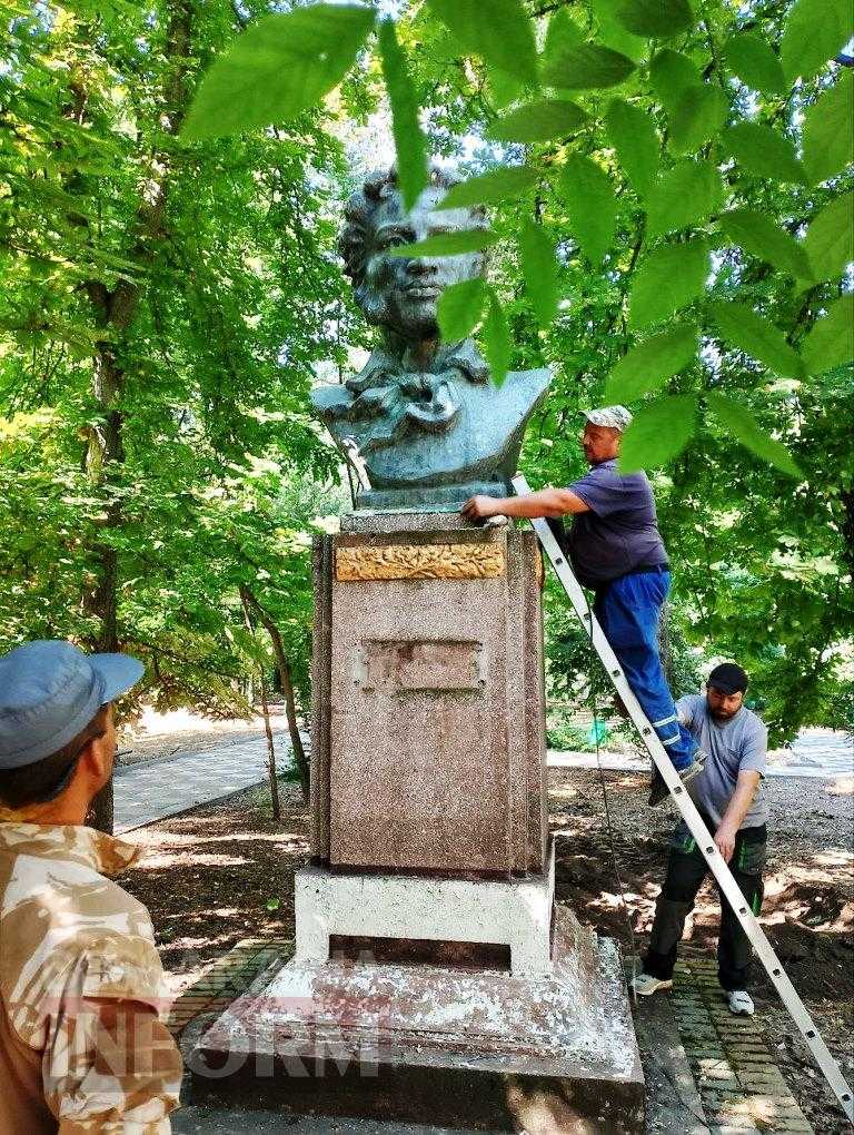 Не минуло й століття: у Болграді демонтували єдиний пам’ятник Пушкіну