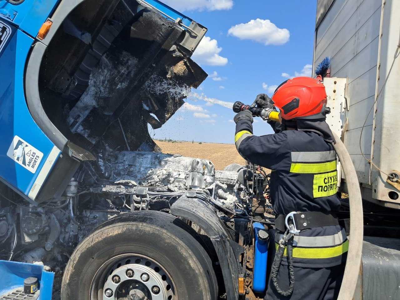 На трасі Одеса-Рені загорілась вантажівка