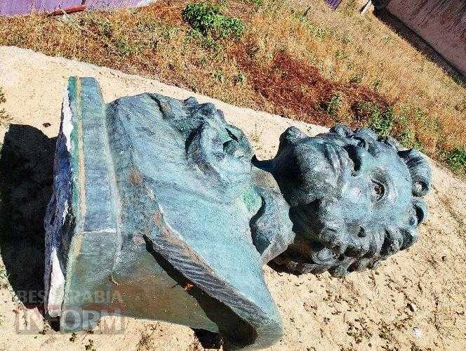 Не минуло й століття: у Болграді демонтували єдиний пам’ятник Пушкіну