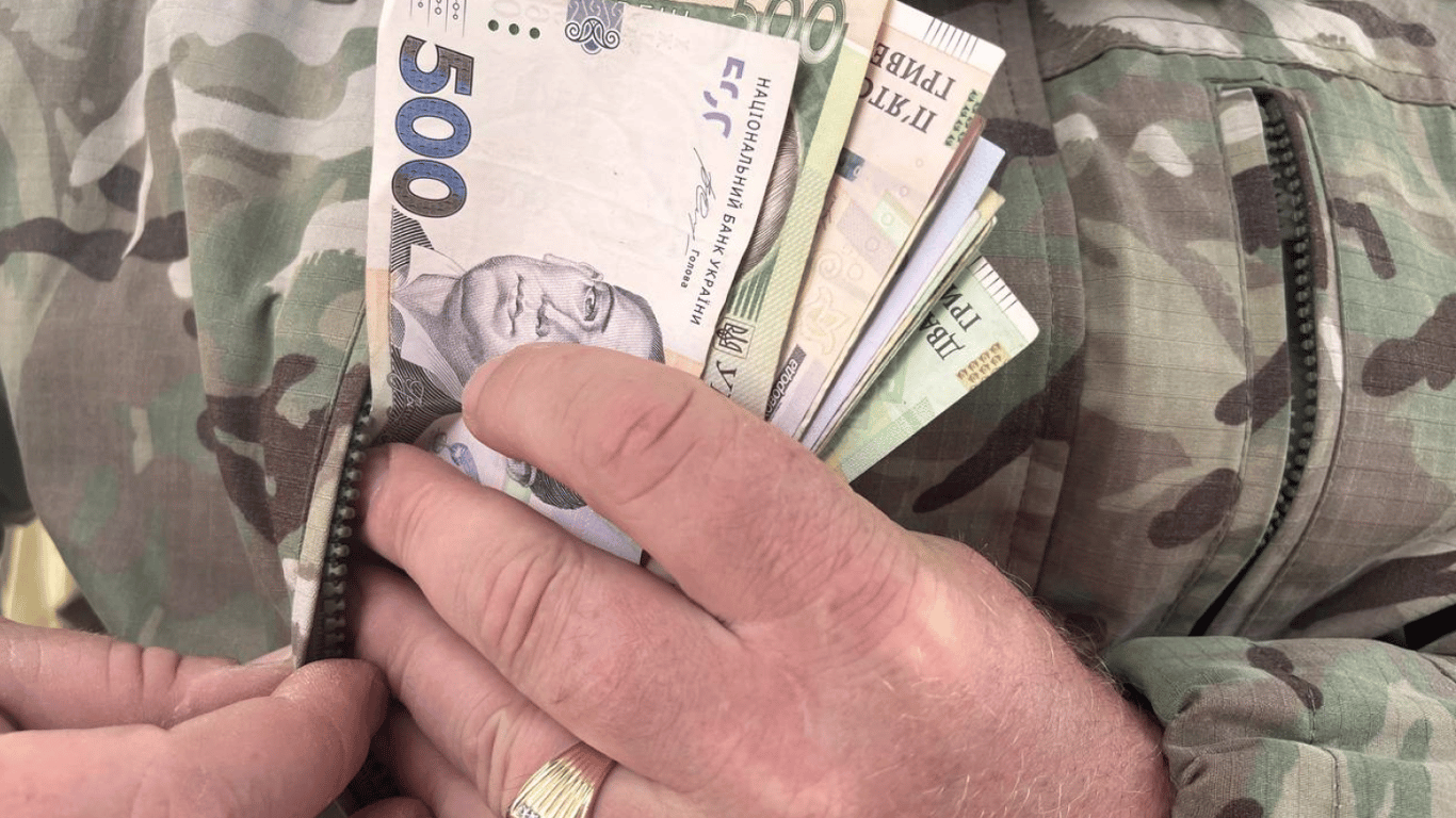 Боєць віддав всі гроші командиру, щоб не служити — засудили обох