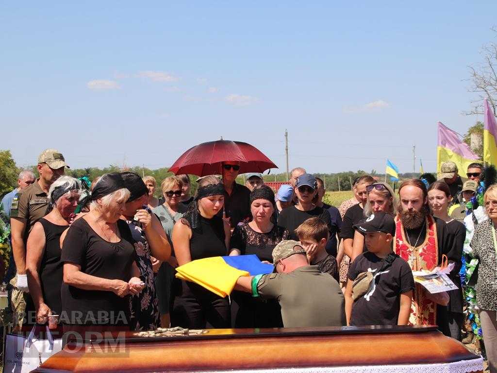 «Сашко з нами, поки ми пам’ятаємо»: Болград провів в останню путь свого захисника Олександра Бур’янова
