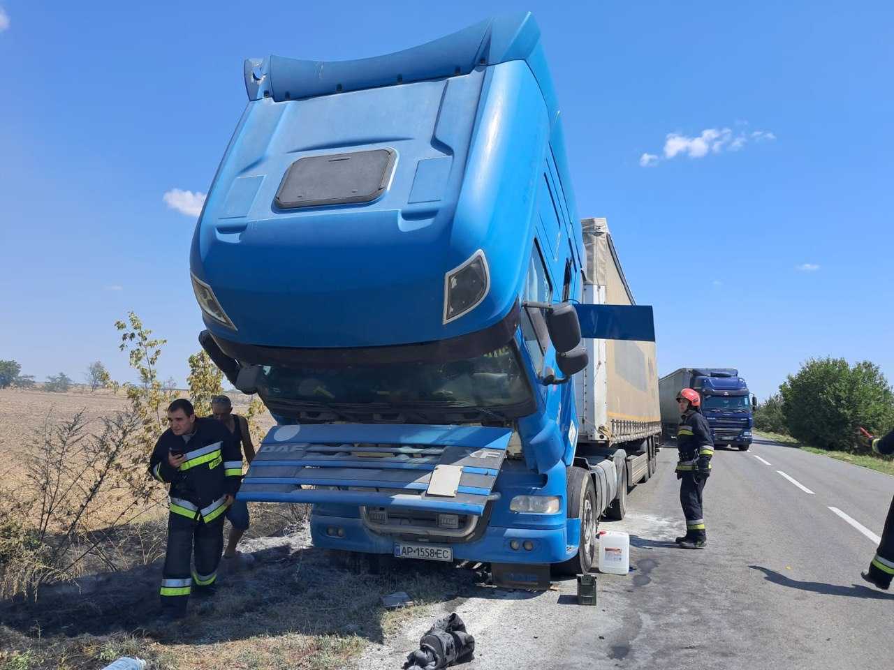 На трасі Одеса-Рені загорілась вантажівка