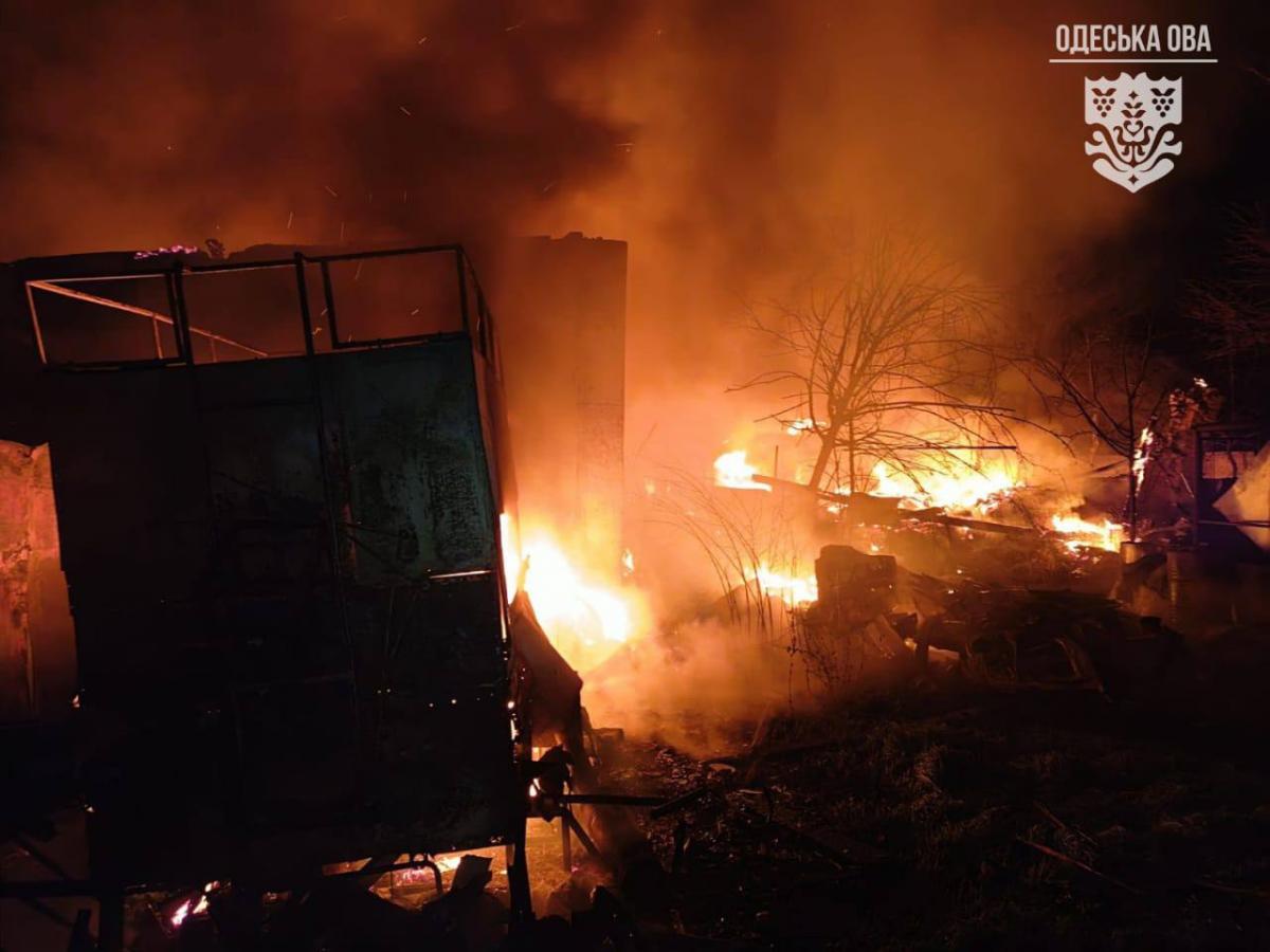 РФ масовано атакувала Одещину: пошкоджено іноземне судно, згоріла СТО