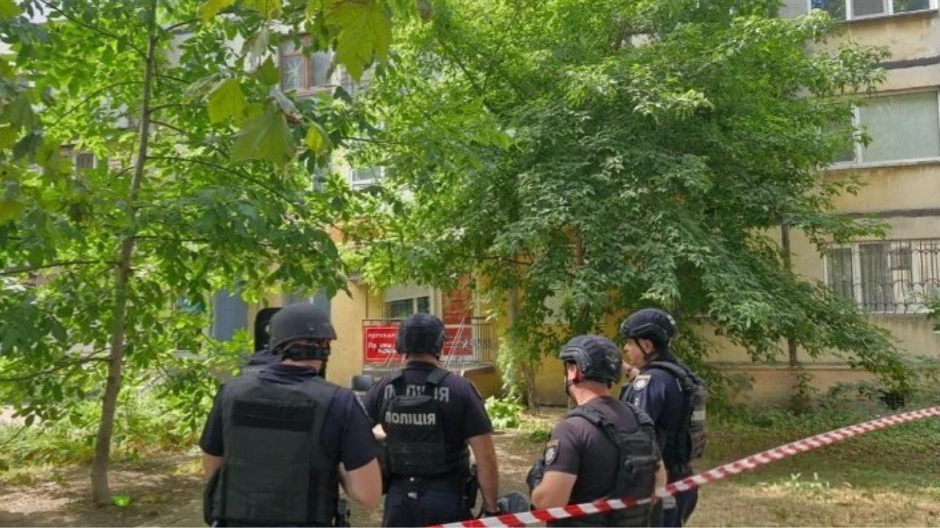Одеса: Чоловік узяв заручників у перукарні. Поліція на місці.

(106 символів)