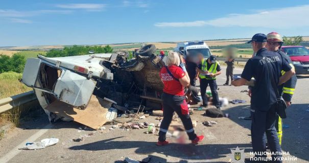 Одещина: Вантажівка влетіла в мікроавтобус, водія затримано.