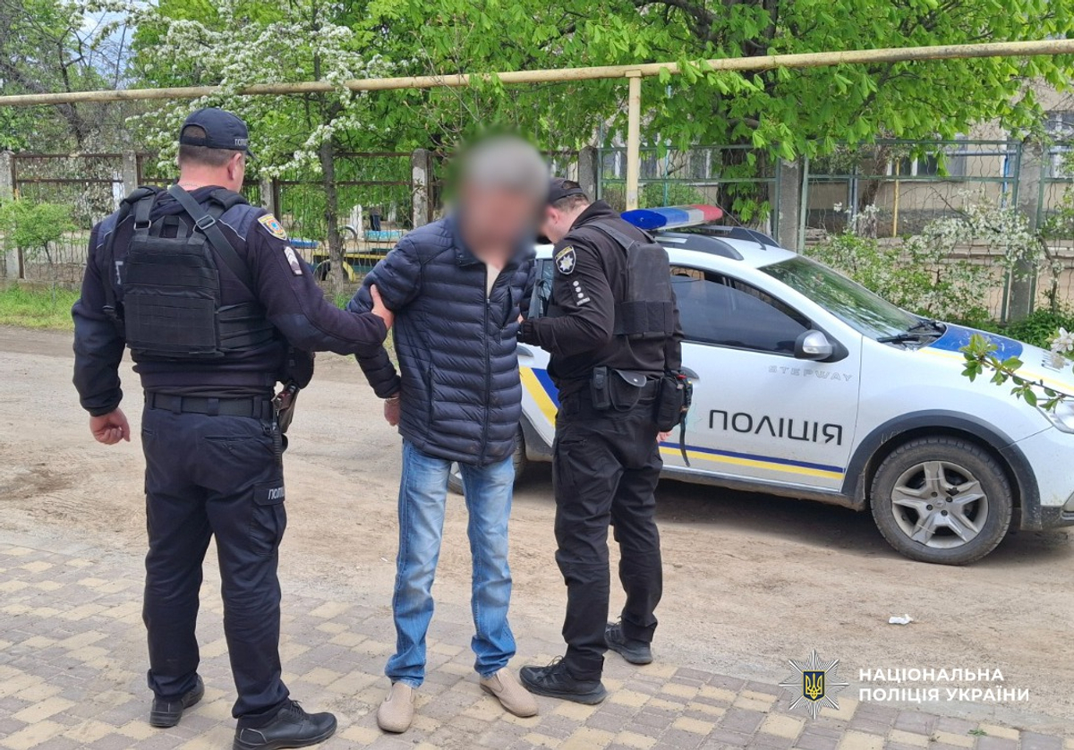 <p>Ось кілька варіантів унікальних назв, довжиною до 160 символів, для наданої новини:</p>
<p><strong>Варіанти:</strong></p>
<ul>
<li>Одещина: П’яний з пістолетом у школі: батько прийшов за сином, постане перед судом.</li>
<li>Шок на Одещині: нетверезий батько з пістолетом у школі, шукав сина. Суд чекає.</li>
<li>Стрілянина в Одещині? Ні, п’яний батько з пістолетом у школі: суд.</li>
<li>Батько з пістолетом у школі Одещини: напідпитку шукав сина, тепер предстане перед судом.</li>
<li>Одещина: батько з вогнепалом у школі, нетверезий, через сина. На лаву підсудних.</li>
</ul>