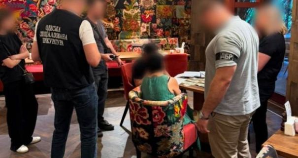 В Одесі: $11 тисяч за інвалідність та "білий квиток" – затримана працівниця ТЦК.