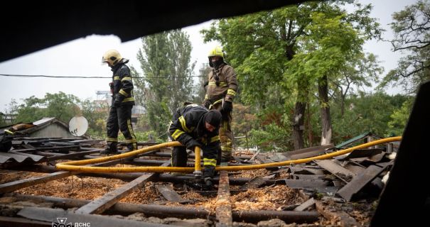 Будинок в огні: ДСНС показала жахливі наслідки російського удару по Одесі
